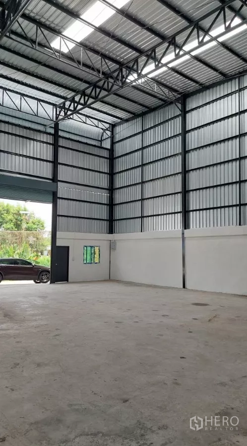 货栈 出租在Khlong Toei, Bangkok - 宽敞仓储空间，8.5米层高，带采光带。