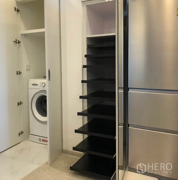 คอนโด ให้เช่าในBang Na, Bangkok - พื้นที่ยูทิลิตีมีตู้เย็น สูง ชั้นวางเลื่อน และเครื่องซักผ้า Bosch