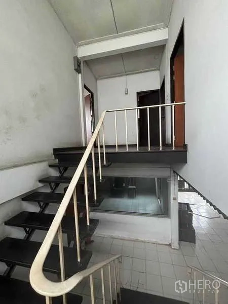 บ้าน ให้เช่าในSuan Luang, Bangkok - ชานพักบันไดพร้อมราวเหล็ก มีประตูเข้าห้อง และช่องหน้าต่างภายในมองลงชั้นล่าง