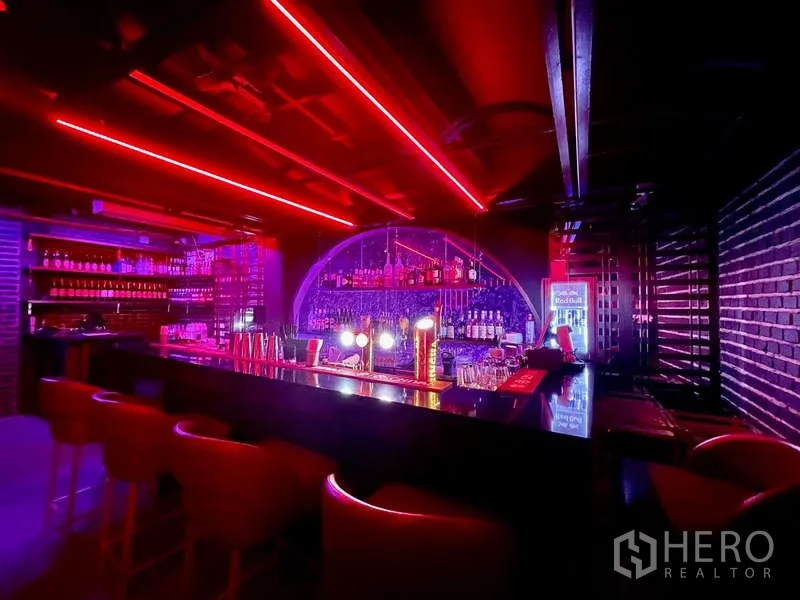 零售空间 出租在Bangkok - 背光吧台，酒瓶陈列与红色灯带