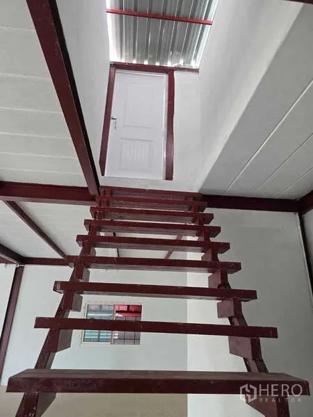 คลังสินค้า ให้เช่าในMueang Samut Sakhon, Samut Sakhon - บันไดเหล็กสีแดงชันขึ้นสู่ประตูสีขาวชั้นบนภายในโกดัง