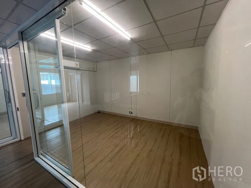 คลังสินค้า ให้เช่าในPrawet, Bangkok - ห้องประชุมกั้นกระจก พื้นลายไม้ และไฟเพดาน