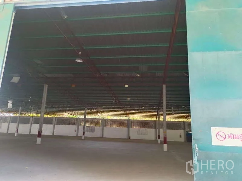 货栈 出租在Mueang Rayong, Rayong - 从敞开的滑门看见高钢结构屋顶与混凝土地面的宽阔仓库内部。