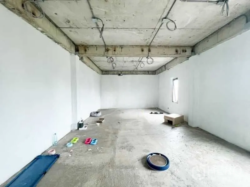 สำนักงานที่บ้าน ให้เช่าหรือขายในThanyaburi, Pathum Thani - ห้องโล่งกว้างยังไม่ตกแต่ง เพดานคอนกรีตเปลือย ผนังสีขาว