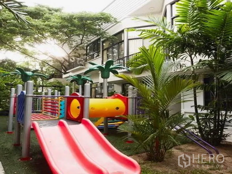 บ้าน ให้เช่าในKhlong Toei, Bangkok - สนามเด็กเล่นกลางแจ้งมีสไลเดอร์ อยู่ท่ามกลางร่มไม้ข้างตัวบ้าน