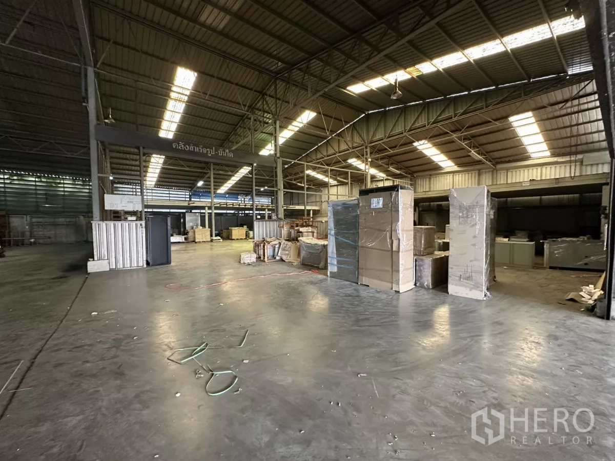 คลังสินค้า ให้เช่าในYan Nawa, Bangkok - ภายในโกดังพื้นที่กว้าง หลังคาโครงเหล็กสูงพร้อมแผ่นโปร่งแสง