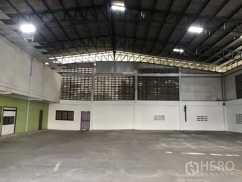 คลังสินค้า ให้เช่าในKhlong Sam Wa, Bangkok - ภายในโกดังแบบโถงกว้าง หลังคาโครงเหล็กสูง และผนังบล็อกระบายอากาศ