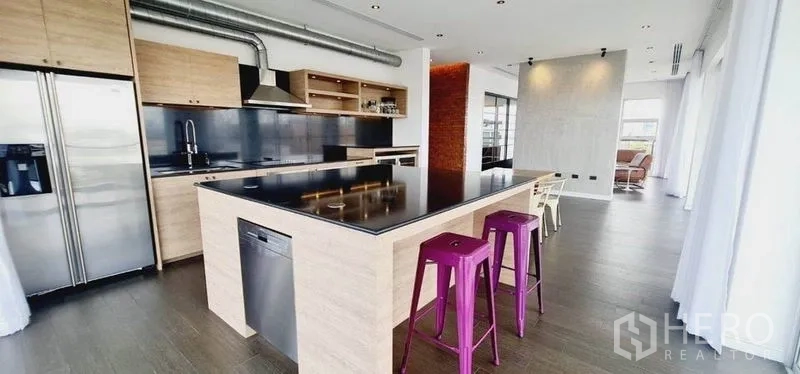 คอนโด ให้เช่าในWatthana, Bangkok - ครัวสมัยใหม่ เกาะหินสีดำ เครื่องใช้สแตนเลส และสตูลบาร์สีม่วง