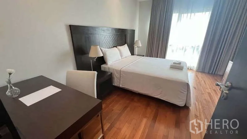 อพาร์ทเมนท์ ให้เช่าในPathum Wan, Bangkok - ห้องนอนแขกพร้อมโต๊ะทำงาน เก้าอี้ และหน้าต่างบานใหญ่พร้อมผ้าม่าน