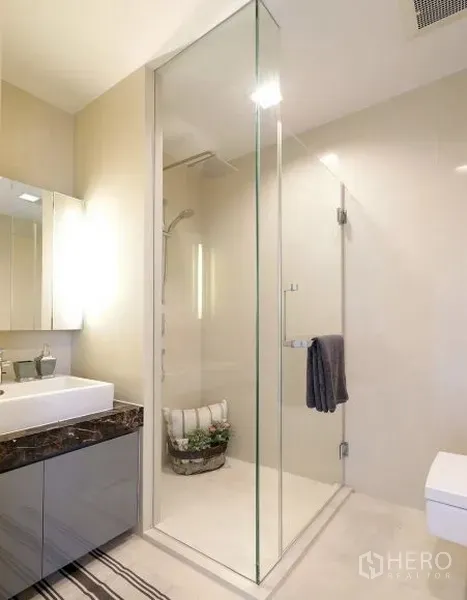 คอนโด ให้เช่าในWatthana, Bangkok - ห้องน้ำสไตล์โมเดิร์น พร้อมตู้กระจกอาบน้ำเคาน์เตอร์อ่างล้างหน้า และกระเบื้องโทนอบอุ่น
