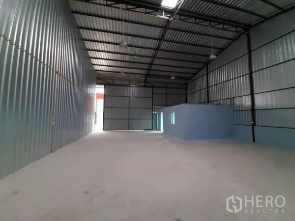 货栈 出租在Lam Luk Ka, Pathum Thani - 纵深仓库空间，光滑混凝土地面与独立办公室模组。