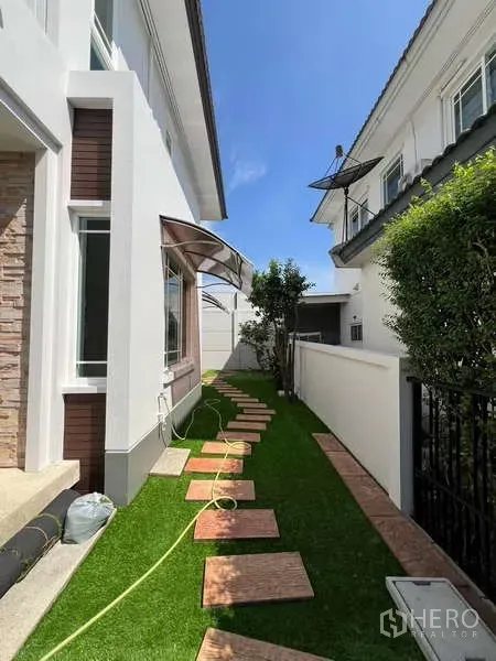 Detached House for rent in Bang Kapi, Bangkok - Narrow lawn garden with stepping stone walkway alongside the house.