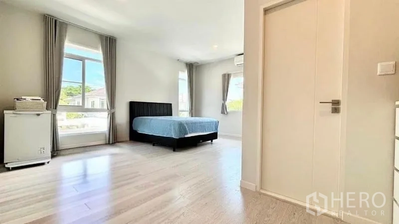 บ้าน ขายในPrawet, Bangkok - ห้องนอนรองขนาดใหญ่ หน้าต่างกว้าง พื้นลายไม้ อากาศถ่ายเทดี