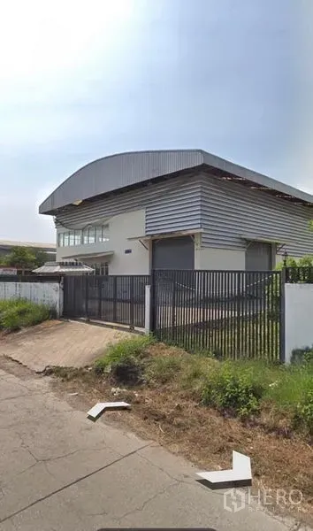 货栈 出租在Lam Luk Ka, Pathum Thani - Lam Luk Ka 金属外墙弧形屋顶仓库，带大门与上坡车道。