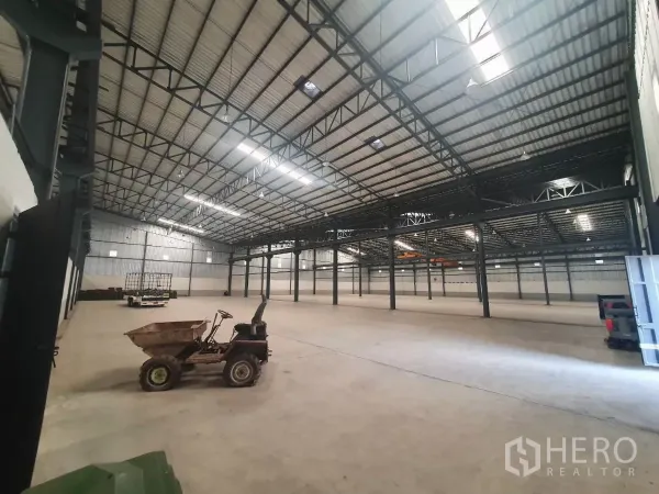 工厂 出租在Mueang Samut Prakan, Samut Prakan - 大型生产大厅，混凝土地面与通风面板