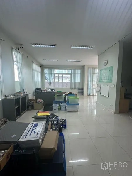 คลังสินค้า ให้เช่าหรือขายในLam Luk Ka, Pathum Thani - ออฟฟิศแบบเปิดโล่ง กว้าง โปร่ง หน้าต่างรอบด้านและพื้นกระเบื้อง