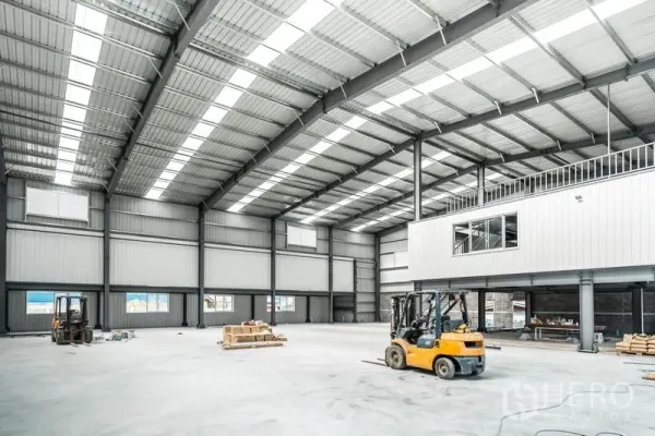 货栈 出租在Lat Krabang, Bangkok - 仓库内部高挑空间，钢框架采光带，平整混凝土地面与叉车作业