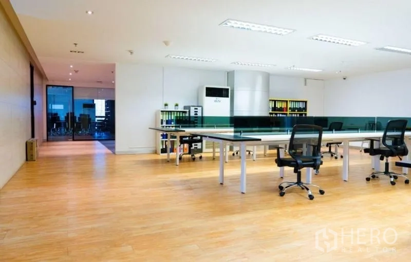 办公空间 出租在Khlong Toei, Bangkok - 宽阔开放办公区，共享工位、玻璃隔断并连通会议室。