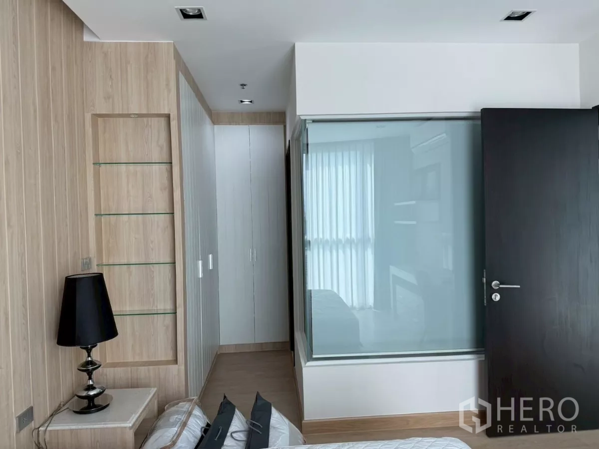 คอนโด ให้เช่าในWatthana, Bangkok - รายละเอียดห้องนอนพร้อมชั้นวางบิลท์อิน ตู้เสื้อผ้า และผนังกระจกฝ้า