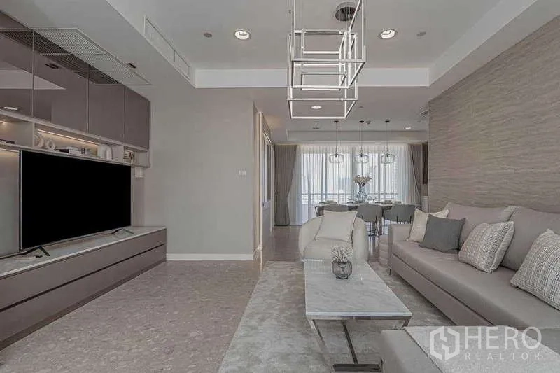 คอนโด ให้เช่าหรือขายในWatthana, Bangkok - ผนังทีวีห้องนั่งเล่นพร้อมตู้บิลท์อินและทีวีจอแบน.