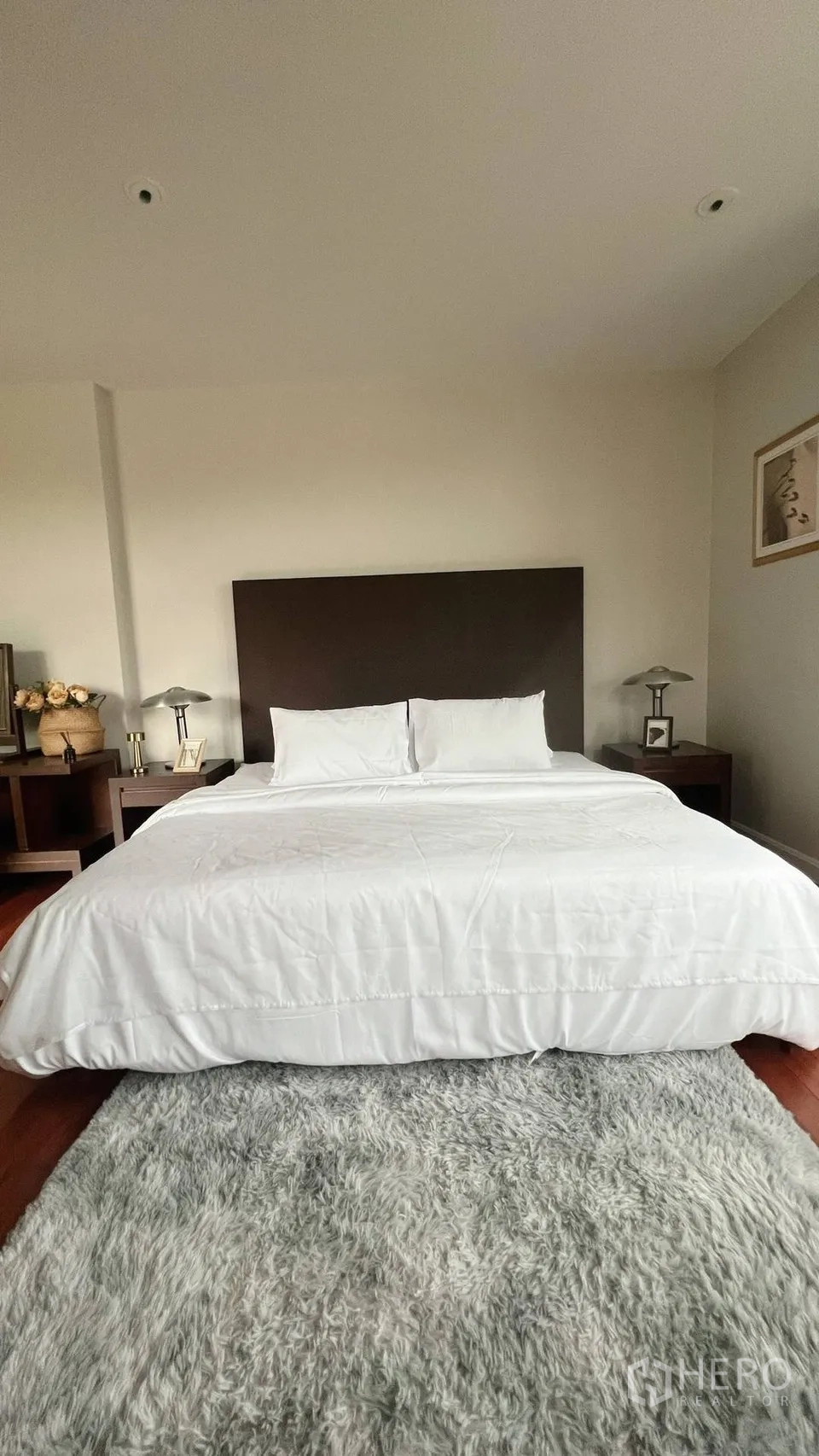 Detached House for rent in Lat Krabang, Bangkok - Spacious bedroom with king bed, bedside tables and soft rug.