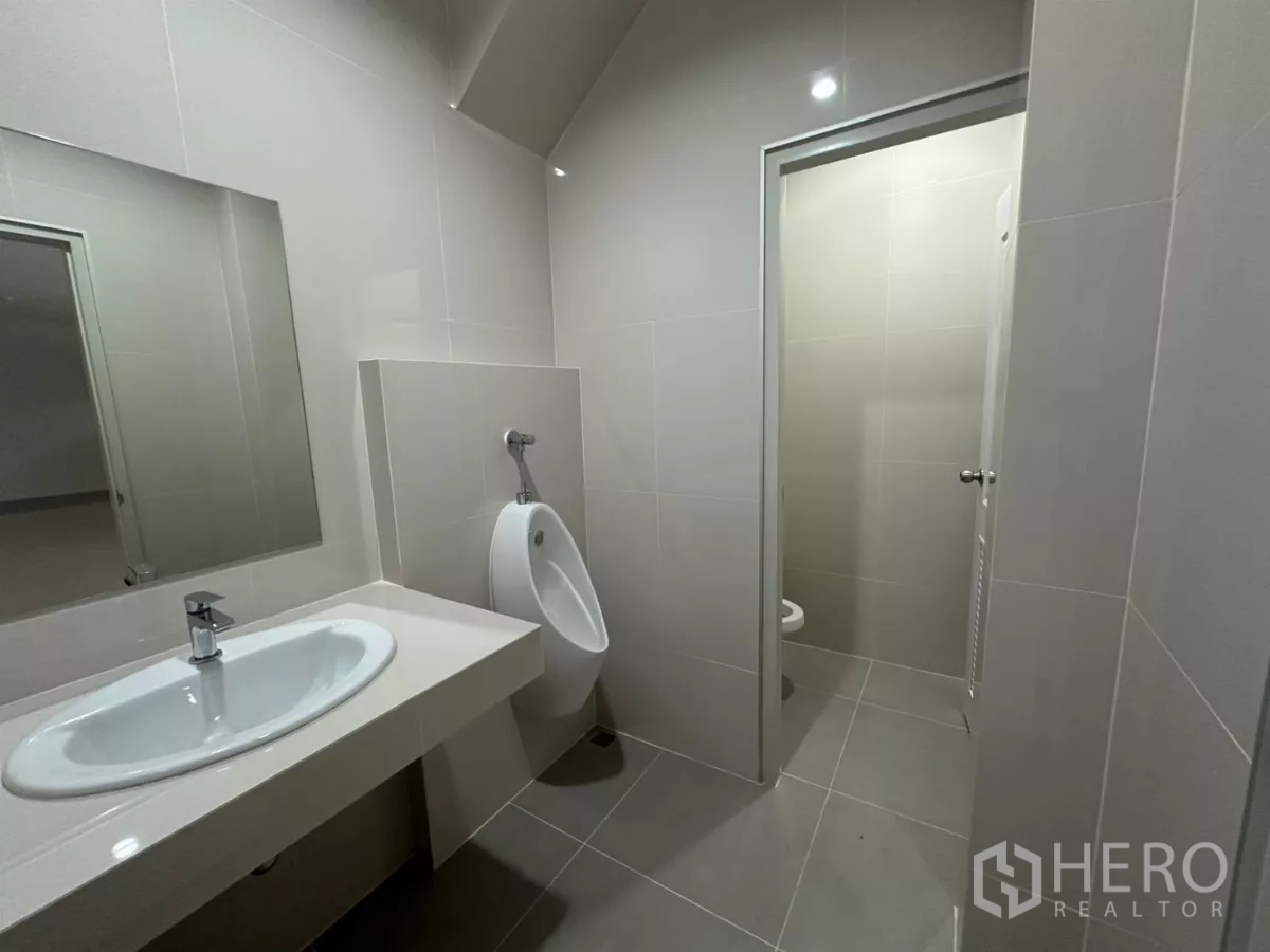 Factory for rent in Bang Phli, Samut Prakan - Men’s restroom with countertop sink, urinal and private stall.