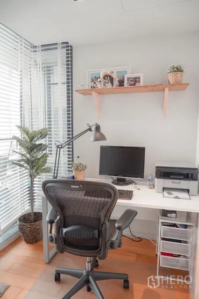 คอนโด ให้เช่าในSathon, Bangkok - มุมโฮมออฟฟิศขนาดกะทัดรัดพร้อมโต๊ะ เก้าอี้ทำงาน และม่านบังตา