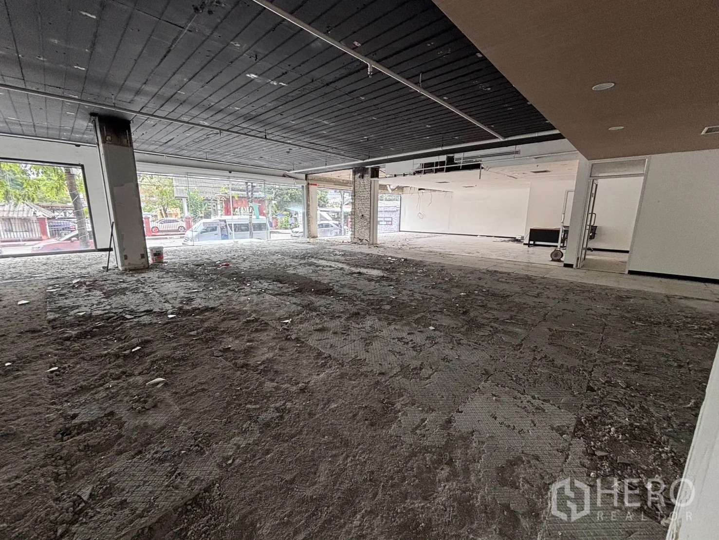 零售空间 for rent in Bang Rak, Bangkok - 开放式店铺，整条临街窗面与深色吊顶可见。