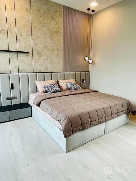 独立式住宅 出租 - 现代卧室，软包床头、吊灯与质感墙面。