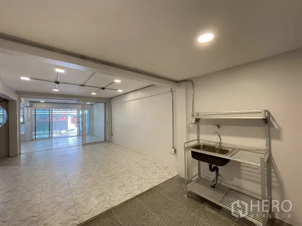 สำนักงานที่บ้าน ให้เช่าในKhlong Toei, Bangkok - ห้องอเนกประสงค์พร้อมซิงก์และชั้นวาง พื้นกระเบื้องและไฟสว่าง