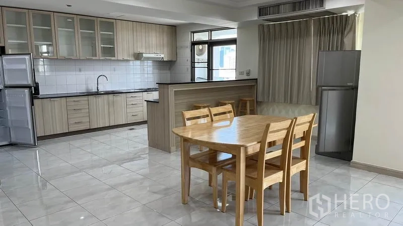 คอนโด ให้เช่าในWatthana, Bangkok - มุมทานอาหารติดครัวตู้ไม้โทนอ่อน พื้นกระเบื้อง และตู้เย็น