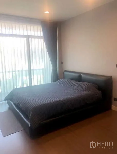 บ้าน ให้เช่าในBang Kapi, Bangkok - ห้องนอนอบอุ่น เตียงขนาดใหญ่ พร้อมหน้าต่างกระจกเต็มบานและผ้าม่าน