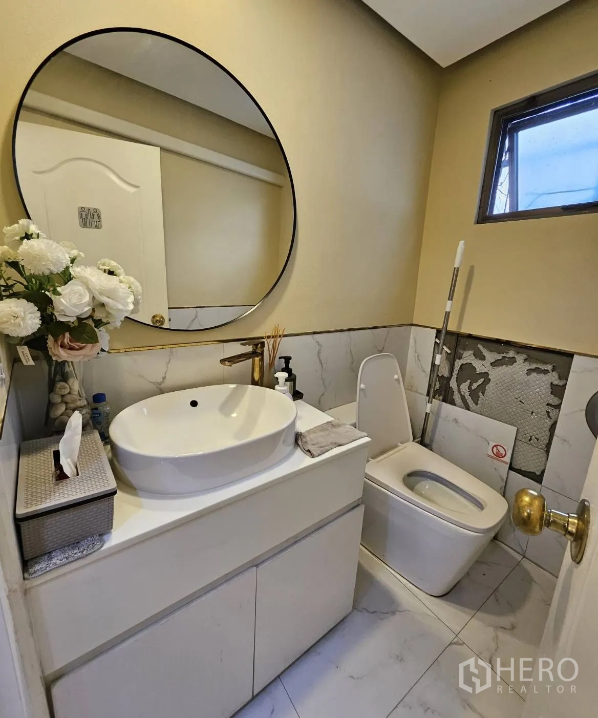 พื้นที่ขายปลีก ให้เช่าในWatthana, Bangkok - ห้องน้ำทันสมัย กระจกกลม อ่างล้างหน้า และโถสุขภัณฑ์