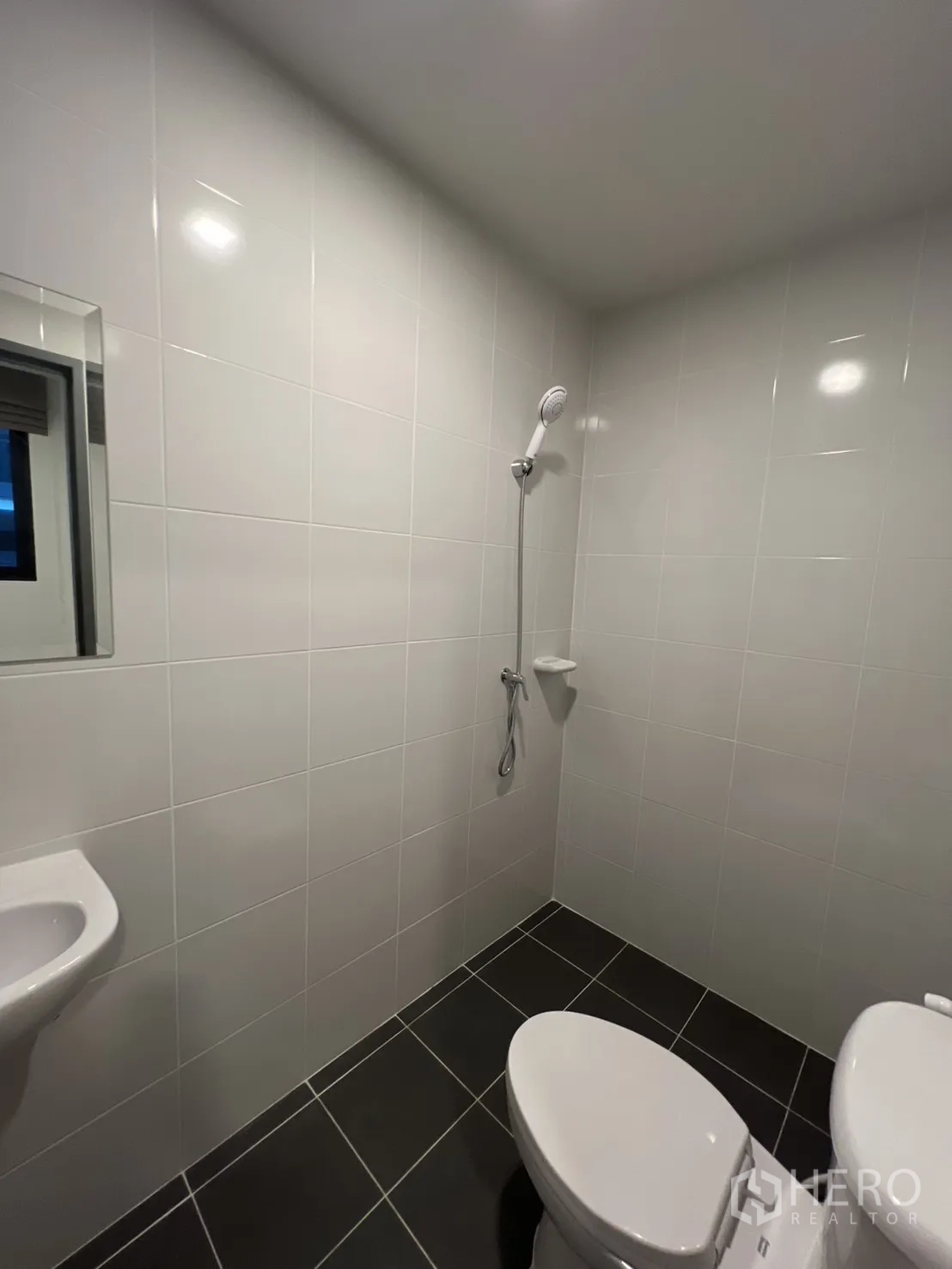 บ้าน ให้เช่าในBang Phli, Samut Prakan - ห้องน้ำแม่บ้าน ผนังกระเบื้องขาว โถสุขภัณฑ์ และฝักบัวมือถือ