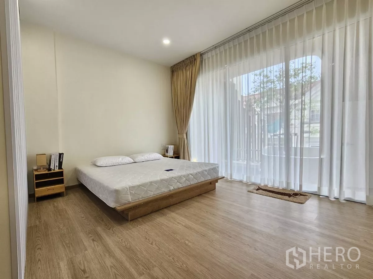 联排别墅 出售在Lat Phrao, Bangkok - 采光充足的卧室，通向阳台，纱帘轻盈