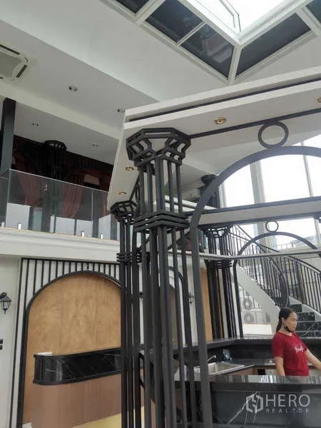 零售空间 出租 - 夹层玻璃栏板与上方天窗