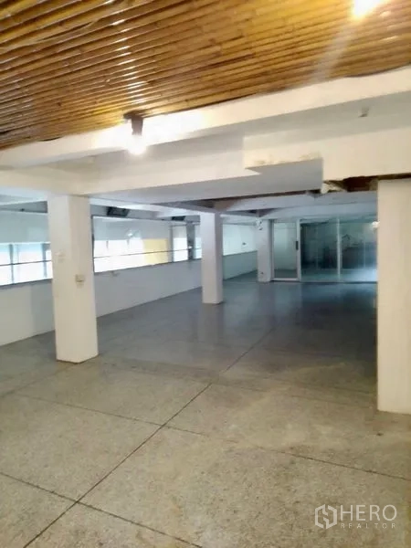 零售空间 出租在Ratchathewi, Bangkok - 上层开放空间，光滑地面与竹制天花