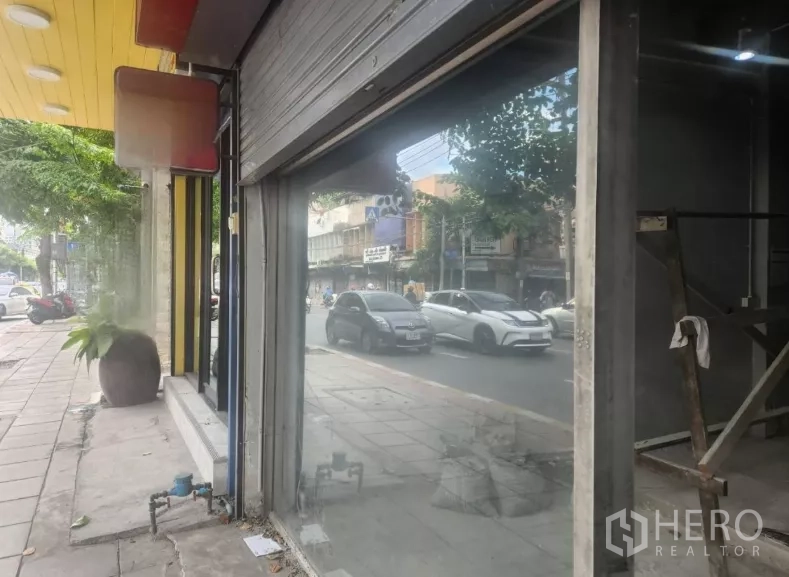 店屋 出租在Watthana, Bangkok - 临街玻璃店面与宽人行道，面向繁忙的艾卡迈道路