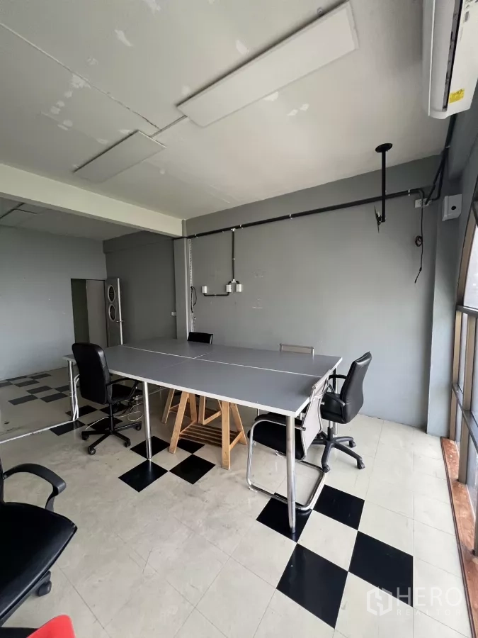 店屋 出租在Watthana, Bangkok - 会议室，大桌、转椅与棋盘格地砖。