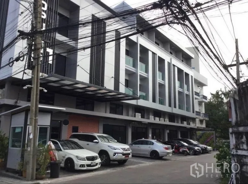 带办公室的家 出租在Chatuchak, Bangkok - 乍都节曼谷带阳台与停车位的现代居家办公楼外观