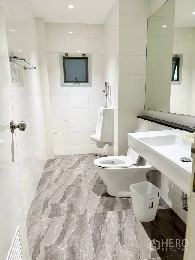 สำนักงานที่บ้าน ให้เช่าหรือขายในWang Thonglang, Bangkok - ห้องน้ำสะอาดกระเบื้องสีขาว พร้อมโถปัสสาวะและอ่างล้างหน้า