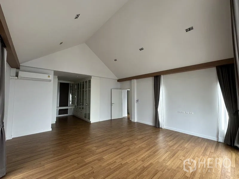 บ้าน ขายในLam Luk Ka, Pathum Thani - มุมห้องนอนหลัก เห็นโซนแต่งตัวและชั้นบิวท์อิน