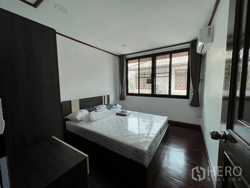 ทาวน์เฮาส์ ให้เช่าในDin Daeng, Bangkok - ห้องนอนรองพร้อมหน้าต่างบานใหญ่ เหล็กดัด แอร์ และพื้นไม้