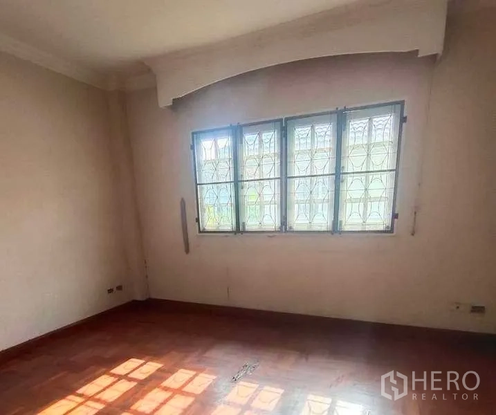 บ้าน ขายในPhra Khanong, Bangkok - ห้องนอนรับแสงดี พื้นปาร์เกต์ และเหล็กดัดลายที่หน้าต่าง