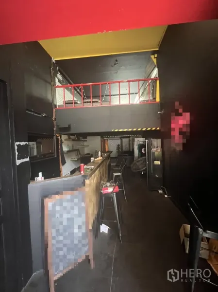 อาคารพาณิชย์ ให้เช่าในKhlong Toei, Bangkok - ชั้นล่างภายในอาคาร มีเคาน์เตอร์บาร์ยาวพร้อมสตูลและชั้นลอย เพดานสไตล์อินดัสเทรียลสีเข้ม
