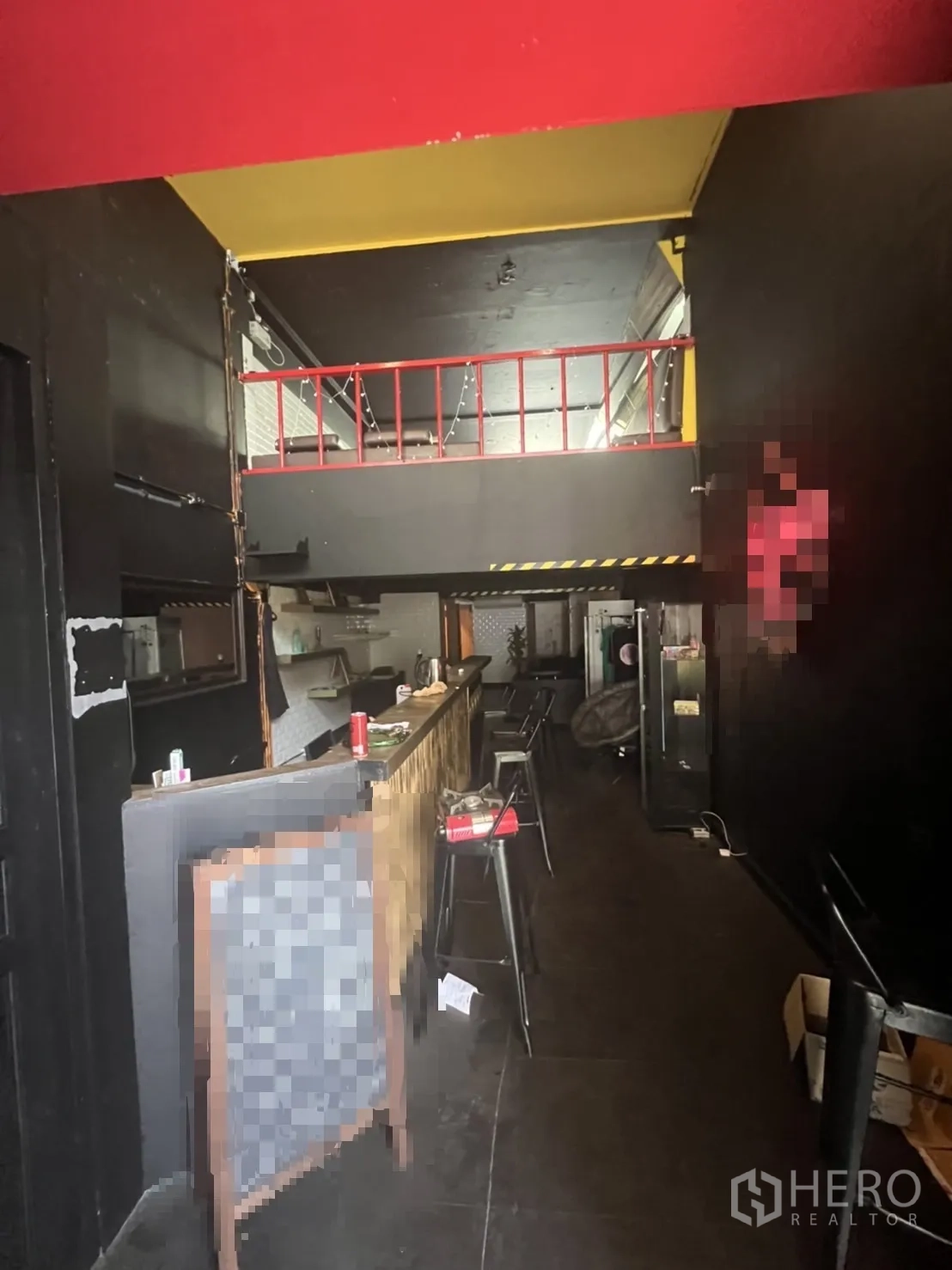 อาคารพาณิชย์ ให้เช่าในKhlong Toei, Bangkok - ชั้นล่างภายในอาคาร มีเคาน์เตอร์บาร์ยาวพร้อมสตูลและชั้นลอย เพดานสไตล์อินดัสเทรียลสีเข้ม