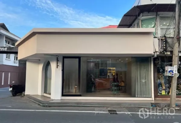 พื้นที่ขายปลีก ให้เช่า - อาคารมุมสีเบจพร้อมกระจกเต็มบาน ตั้งอยู่ในซอยทองหล่อ