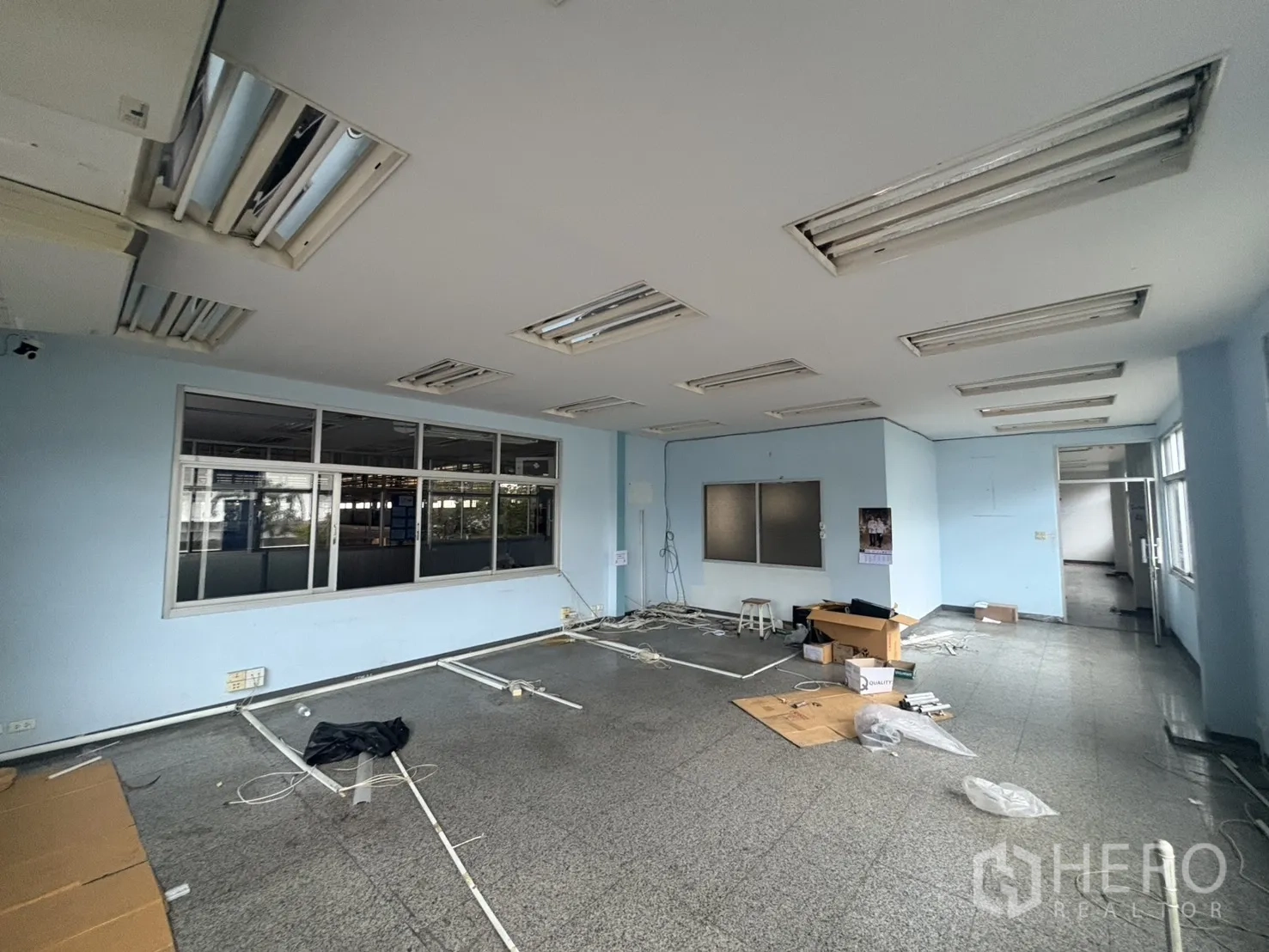 โรงงาน ให้เช่าในKhlong Toei, Bangkok - ออฟฟิศชั้นล่างระหว่างปรับปรุง มีหน้าต่างบานใหญ่และพื้นหิน