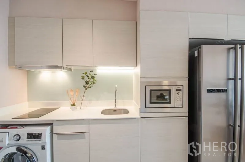 คอนโด ให้เช่าหรือขายในWatthana, Bangkok - ครัวสมัยใหม่ขนาดกะทัดรัด ตู้บิลท์อิน เตา ไมโครเวฟ ตู้เย็น และเครื่องซักผ้า