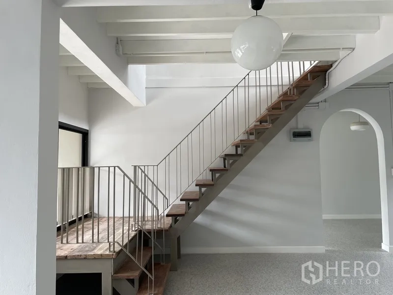 สำนักงานที่บ้าน ให้เช่าในKhlong Toei, Bangkok - บันไดไม้ลูกตั้งโปร่งในพื้นที่นั่งเล่นเพดานสูง